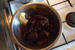 Rozpuszczanie czekolady i masła (ciasteczka z truskawkami i czekoladą)