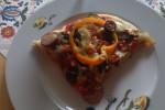 Pizza z oliwkami i kiełbasą