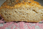 upieczony chleb z otrębami w przekroju