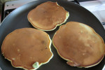 Pancakes z daktylami, rabarbarem i miętą