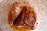 Upieczone porcje kurczaka w przyprawach.