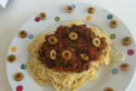 Spaghetti Bolognese z oliwkami