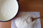 Dodawanie mąki do masy