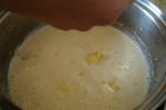 Dodanie masła, startej skórki i soku z cytryny do masy jajecznej.