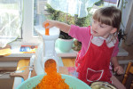 Emilka robi marchewkę