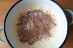 Dodawanie mąki i kakao do ciasta