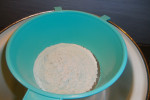 przesiana mąka z proszkiem do pieczenia