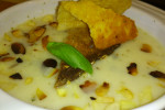 Zupa czosnkowa zapiekana z chipsem z parmezanu i prażonymi migdałami. 