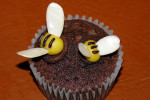Muffinki czekoladowe z marcepanową pszczółką 