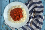 Pomidorowe curry z kurczakiem, mlekiem kokosowym i ryżem
