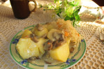ziemniaki z sosem pieczarkowym i surówką