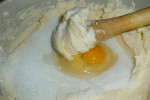 ucieranie masła z jajkami, cukrem