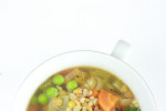 Zielona zupa warzywna z pęczakiem i soczewicą