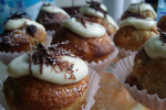 Muffinki gruszkowo - bananowe z białą czekoladą i jogurtową polewą 
KasiaKitek