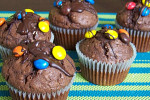 Ziarenkowe muffinki czekoladowe z M&M's