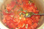 Młode ziemniaki w potrawce pomidorowo-szczawiowej