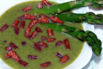Zielona zupa ze szparagami i kabanosem 