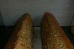 chleb po upieczeniu, postawiony na boku w celu odparowania