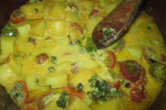 Ziemniaczane curry z pomidorem i papryką