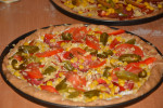 Pizza z sosem majonezowym na pełnoziarnistym spodzie z kaszą manną