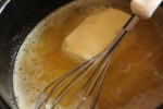 Kiedy cukier się rozpuści dodajemy masło, sok i skórkę z cytryny