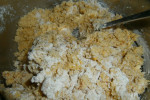 wsypywanie mąki, sody oczyszczonej do masy z cieciorki