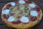 Mini pizza z pieczarkami, mozzarellą i salami