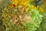 Sałatka z selera naciowego, papryki, korniszonów i oliwek