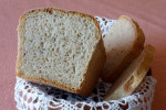 Chleb orkiszowo- razowy z ziarenkami.