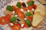 Bazyliowe skrzydełka z mozzarellą i pomidorami