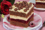 Malinowy Pocałunek- ciasto biszkoptowe z musem malinowym i masą chałwową