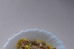 spagetti warzywne z makaronem orkiszowym i jajkiem sadzonym
