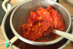 Przecieranie pomidorów na sos