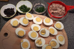 Jaja faszerowane tuńczykiem z czarnymi oliwkami