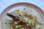 Zupa ogórkowa z ziemniakami na żeberkach 