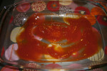 naczynie żaroodporne posmarowane sosem pomidorowym