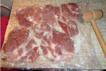 Plastry karczku umieszczamy w folii i tłuczemy z obu stron tłuczkiem do mięsa.