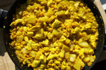 Curry z kurczaka z ananasem i chlebkami naan