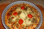 Pizza z mielonym mięsem, serem i pomidorem.