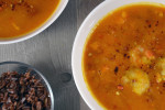 Pikantna zupa dyniowa z krewetkami