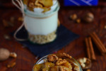 Jogurtowy deser z karmelizowanymi bananami i orzechami