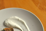 Smażony ser halloumi ze szpinakiem i jogurtowym dressingiem