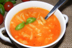 Zupa ze świeżych pomidorów z lanymi kluseczkami