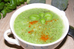 Kremowa zupa brokułowa z bazylią