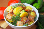 Sałatka obiadowa (z młodymi ziemniakami, ogórkami małosolnymi i kiełbasą)
