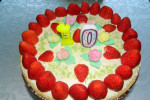 Tort urodzinowy biszkoptowy z kremem, masą śmietanową i truskawkami