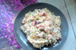 Sałatka ryżowa z warzywami i kiełbasą
