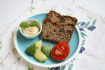 Chleb żytni na zakwasie z suszonymi pomidorami i oliwkami