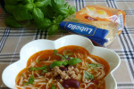 Zupa pomidorowa z mięsem mielonym i fasolą