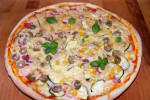 Pizza z szynką, serem, cukinią, kukurydza i oliwkami